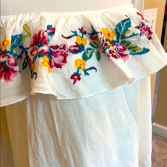 NWOT Off the shoulder Strapless top - Picture 2 of 2